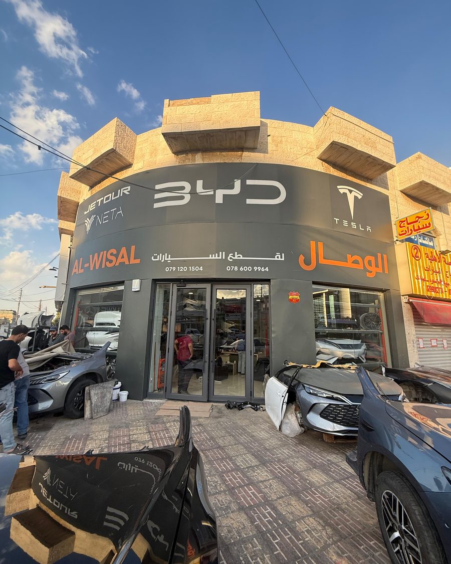 فريق العمل أمام المحل وقت العصر